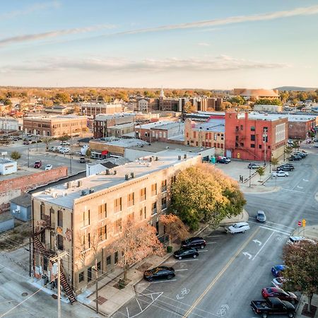 Deluxe Studio In Historic Downtown Building! バートルズビル エクステリア 写真