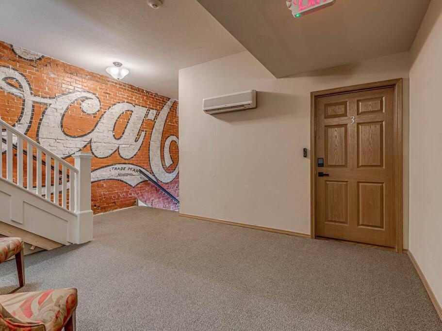 Deluxe Studio In Historic Downtown Building! バートルズビル エクステリア 写真