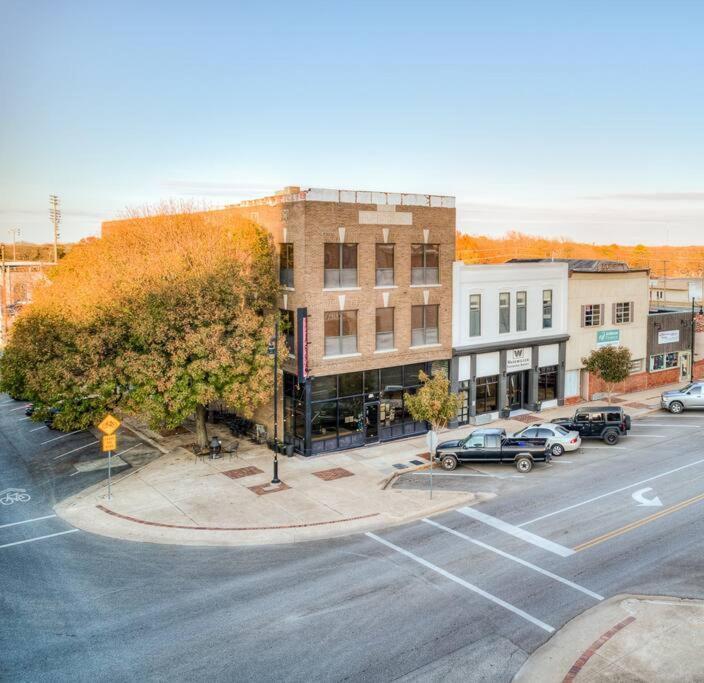 Deluxe Studio In Historic Downtown Building! バートルズビル エクステリア 写真